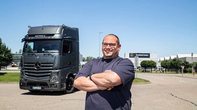 Actros Edition 2 special model: Tobias Wöllmer has collected his dream truck from the plant at Wörth