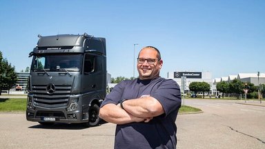 Sondermodell Actros Edition 2: Tobias Wöllmer hat seinen Traum-Lkw im Werk Wörth abgeholt