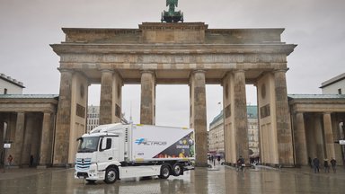 Vollelektrische Versorgung von Supermärkten in Berlin: EDEKA startet Praxistest des Mercedes-Benz eActros