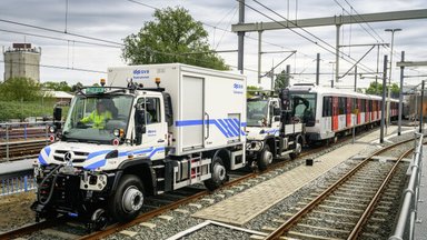 Zwei Unimog schleppen 200 Tonnen schweren Metrozug