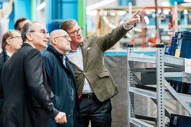 Daimler Buses Werk Mannheim: Baden-Württembergs Verkehrsminister informiert sich über E-Stadtbusse