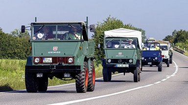 More than 2000 visitors celebrated the 75th birthday of the Unimog in Gaggenau while 75 Unimog models drove in convoy