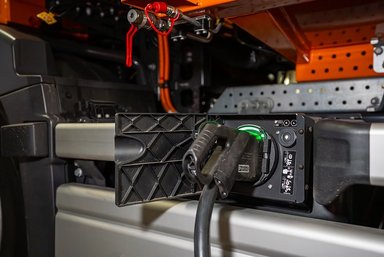 Mornings remain quiet in Karlsruhe – 18 new battery-electric Mercedes-Benz eEconic vehicles for waste disposal