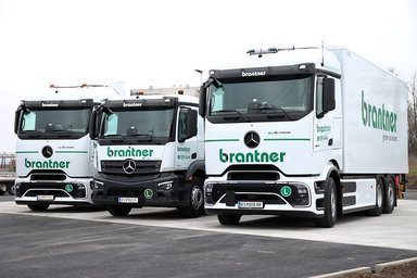 Starker Impuls für die Entsorgungslogistik: 13 eActros für Brantner green solutions in Österreich