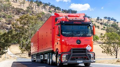Erster Mercedes-Benz Actros L mit ProCabin in Australien übergeben: Ron Finemore Transport setzt auf Effizienz