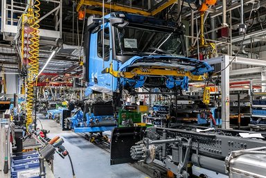Verlobung“ und „Hochzeit“ bei Werksführung im Mercedes-Benz Werk Wörth erleben