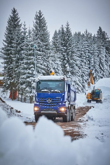 Mercedes-Benz Arocs transportiert Schnee für den Baithlon-Weltcup
