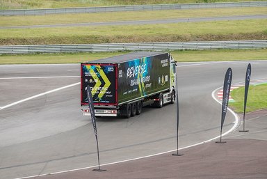 Mercedes-Benz Trucks bricht GUINNESS WORLD RECORDS™-Weltrekord mit eActros 600