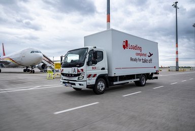 Ready for take off: Flughafen Berlin Brandenburg GmbH setzt auf vollelektrischen eCanter der Daimler Truck Marke FUSO
