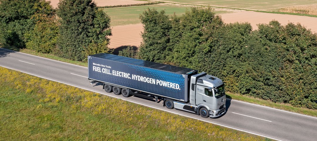 Mercedes-Benz NextGenH2 Truck auf der Landstraße
