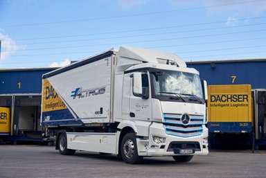 Mercedes-Benz Trucks zieht Zwischenbilanz: Elektro-Lkw eActros seit über einem Jahr erfolgreich im Kundeneinsatz