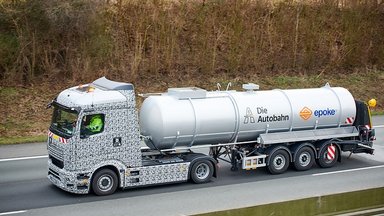 Mit Batterien gegen Schlitterpartien: E-Lkw von Mercedes-Benz Trucks bringt Sole auf Autobahn im Winterdienst aus