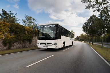 Heiß auf E: erfolgreiche Sommererprobung des neuen Mercedes-Benz eIntouro in Spanien