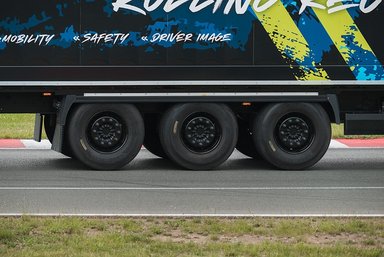Mercedes-Benz Trucks wins GUINNESS WORLD RECORDS™ title with eActros 600