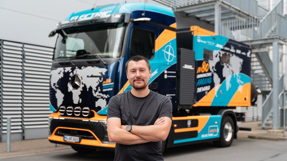 Elektrotrucker Tobias Wagner vor seinem eActros 600
