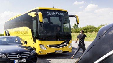 Der neue Bremsassistent Active Brake Assist 4: Serie in allen Reisebussen von Mercedes-Benz und Setra, neuer Preventive Brake Assist für Stadtbusse