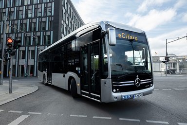 Der vollelektrisch angetriebene Stadtbus Mercedes-Benz eCitaro mit Batterien der neuesten Generation