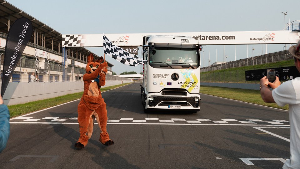 eActros 600 verlässt rückwärts die Startlinie.