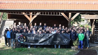Sozialprojekt „Truck cares“: Berliner Mercedes-Benz Lkw Mannschaft renoviert Kinderbauernhof in Petershagen