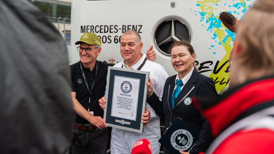 Die Urkunde des erfolgreichen Weltrekords wird präsentiert.