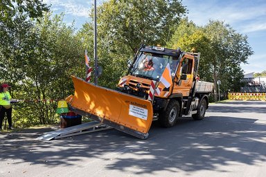 Präzision im Schnee: Unimog bei der Schneepflug-Weltmeisterschaft in Chambéry