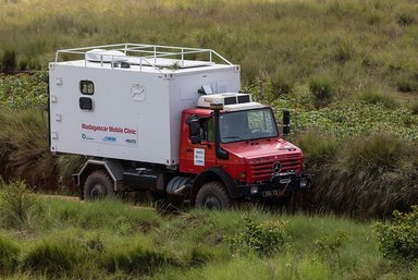 Zwei Unimog U 5000 für neues Hilfsprojekt der DEICHMANN-Stiftung