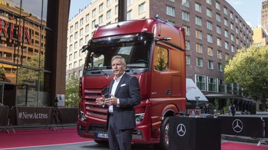 Weltpremiere des Flaggschiffs von Mercedes-Benz Trucks in Berlin: Der neue Actros mit Active Drive Assist: Mercedes-Benz Lkw bringt teilautomatisiertes Fahren in Serie