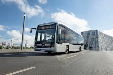 Der vollelektrisch angetriebene Stadtbus Mercedes-Benz eCitaro mit Batterien der neuesten Generation