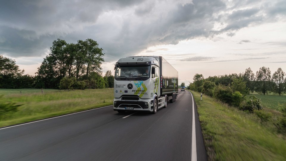 Der eActros 600 fährt rückwärts über öffentliche Straßen.