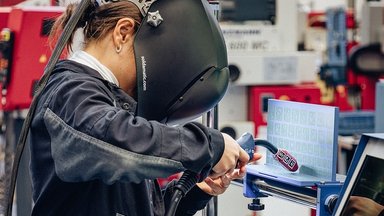 Berufsorientierung hautnah: Ausbildungswerkstatt im Mercedes-Benz Werk Wörth öffnet wieder ihre Türen