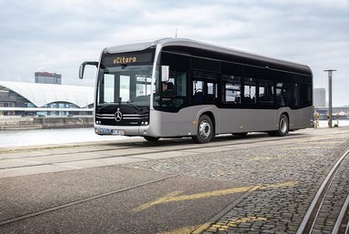Der vollelektrisch angetriebene Stadtbus Mercedes-Benz eCitaro mit Batterien der neuesten Generation