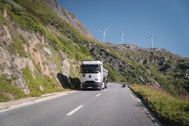 Nächste Generation Brennstoffzellen-Lkw: Entwicklungsfahrzeuge überzeugen auch bei hochsommerlichen Temperaturen in den Alpen