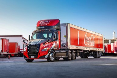 Daimler Truck: 20 batterieelektrische Freightliner eCascadia für Reyes Coca-Cola Bottling