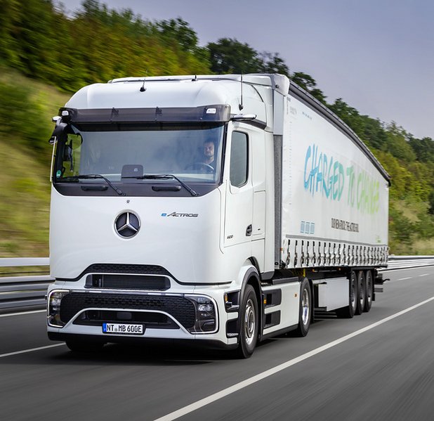 Mercedes-Benz Trucks feiert Weltpremiere des batterieelektrischen Fernverkehrs-Lkw eActros 600