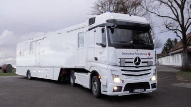 Covid-19 – Mercedes-Benz Actros wird zum rollenden Impflabor im Rems-Murr-Kreis
