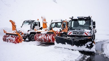 With the Unimog against the deep snow: Mercedes-Benz Special Trucks developers help clear the Grossglockner High Alpine Road