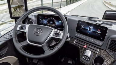 Revolution im Lkw-Fahrerhaus – Zehn Fragen und Antworten zum vernetzten und intuitiv bedienbaren Multimedia-Cockpit des Mercedes-Benz Actros