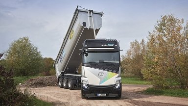 Mercedes-Benz Trucks elektrifiziert Bausegment und zeigt eActros LongHaul für Baustellen-Zulieferverkehr