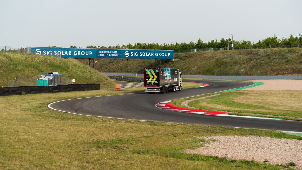 eActros 600 fährt rückwärts durch eine Kurve.