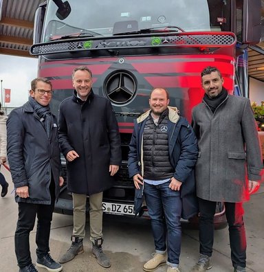 Daimler Truck baut halböffentliches Ladenetzwerk für Lkw auf – erste Pilotkunden erfolgreich gestartet