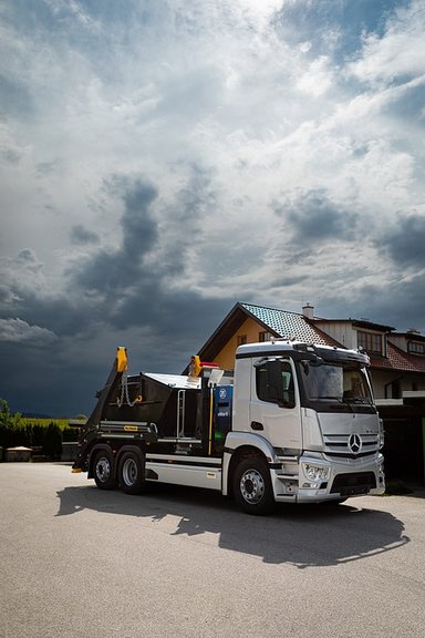 eActros und elektrifizierte Kipperlösungen von MEILLER und PALFINGER