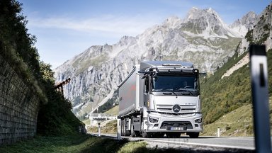 Elektrische Sattelzugmaschine im Höhenflug:  40-Tonner mit Stern überquert Arlbergpass in Tirol