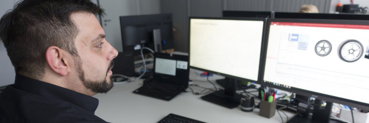 Sven Eric Widmeyer überprüft markenrechtliche Details an seinem Arbeitsplatz.