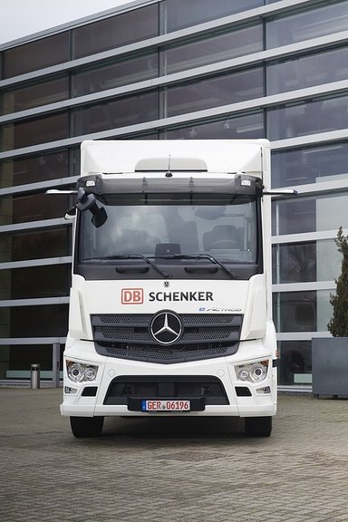 First series-produced Mercedes-Benz eActros handed over to DB Schenker