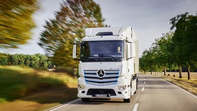 Mercedes-Benz Trucks zieht Zwischenbilanz: Elektro-Lkw eActros seit über einem Jahr erfolgreich im Kundeneinsatz