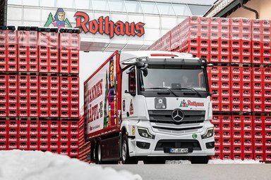 Elektrisch in die Festtage: Brauerei Rothaus transportiert Schwarzwald-Tanne mit dem eActros 600 nach Brüssel