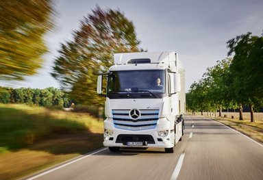 Mercedes-Benz Trucks zieht Zwischenbilanz: Elektro-Lkw eActros seit über einem Jahr erfolgreich im Kundeneinsatz