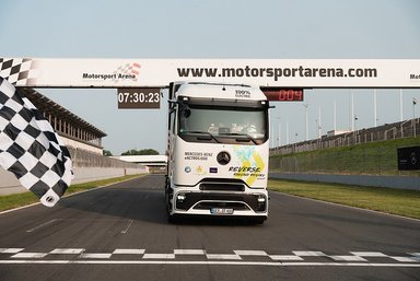Mercedes-Benz Trucks bricht GUINNESS WORLD RECORDS™-Weltrekord mit eActros 600