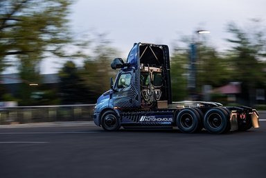 Selbstfahrender batterieelektrischer Lkw: Daimler Truck präsentiert autonomen Freightliner eCascadia Technologieträger