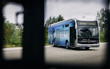 Unterwegs auf der Blue Lane: Vier vollelektrisch angetriebene Mercedes-Benz eCitaro übernehmen die Shuttlefahrten zwischen den Veranstaltungsorten der IAA MOBILITY 2021 in München